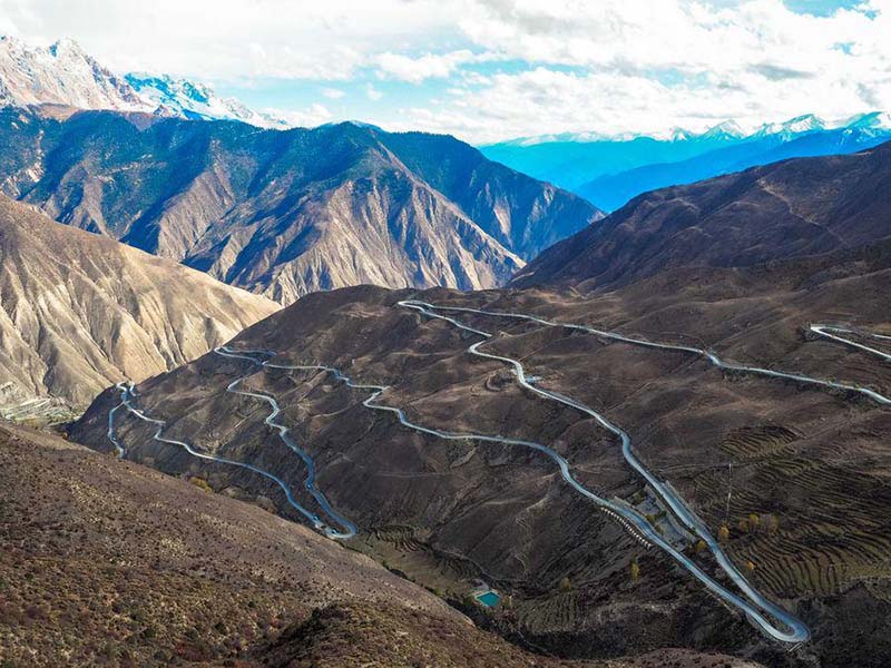 Une section de l'autoroute Sichuan-Tibet qui descend sur près de 1 500 mètres
