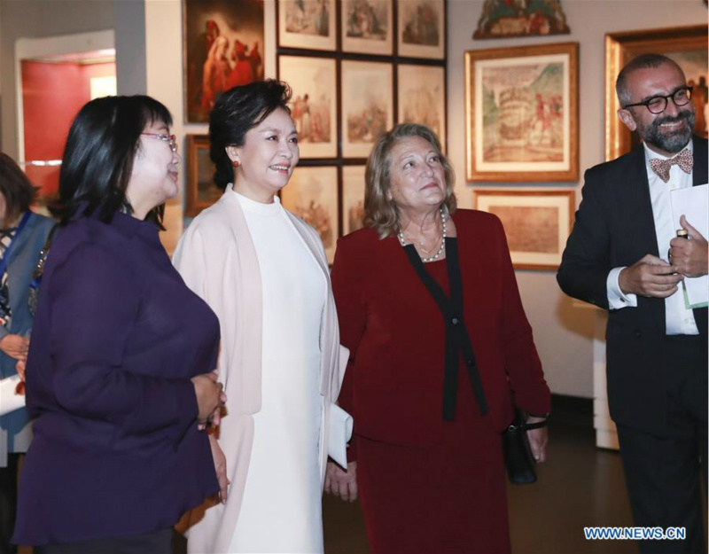 Peng Liyuan visite le musée Benaki à Athènes