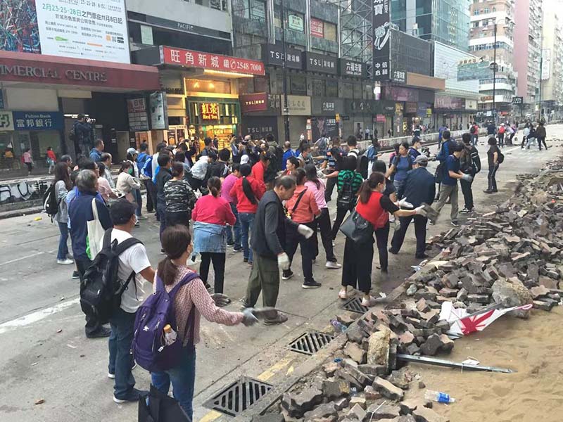 Hong Kong : des bénévoles dégagent les rues