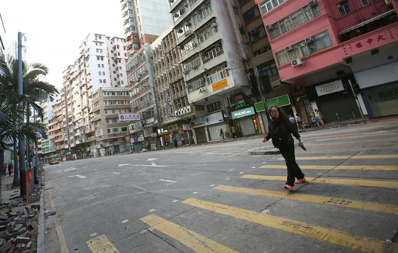 Hong Kong : des bénévoles dégagent les rues