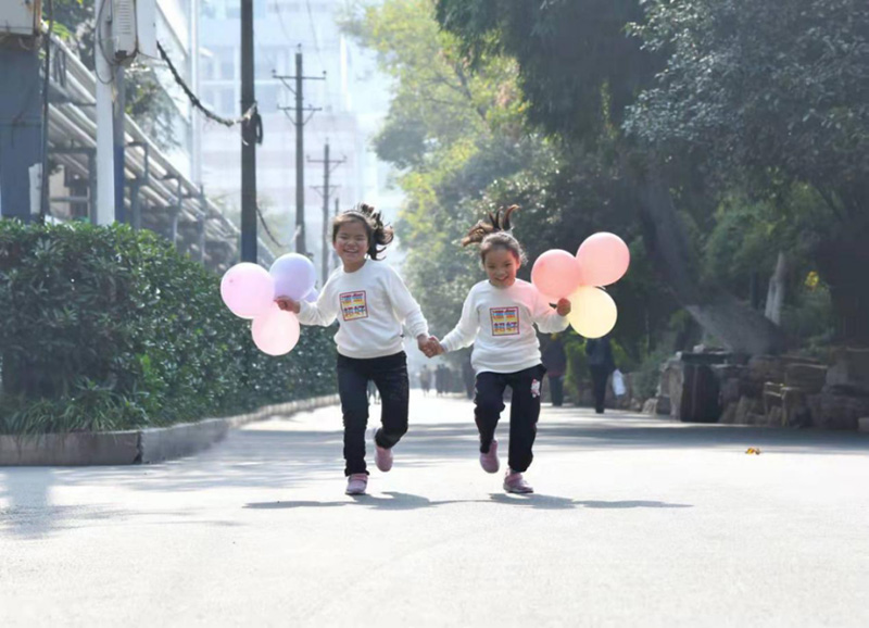Des jumelles siamoises chinoises célèbrent 10 ans de bonne santé après leur séparation