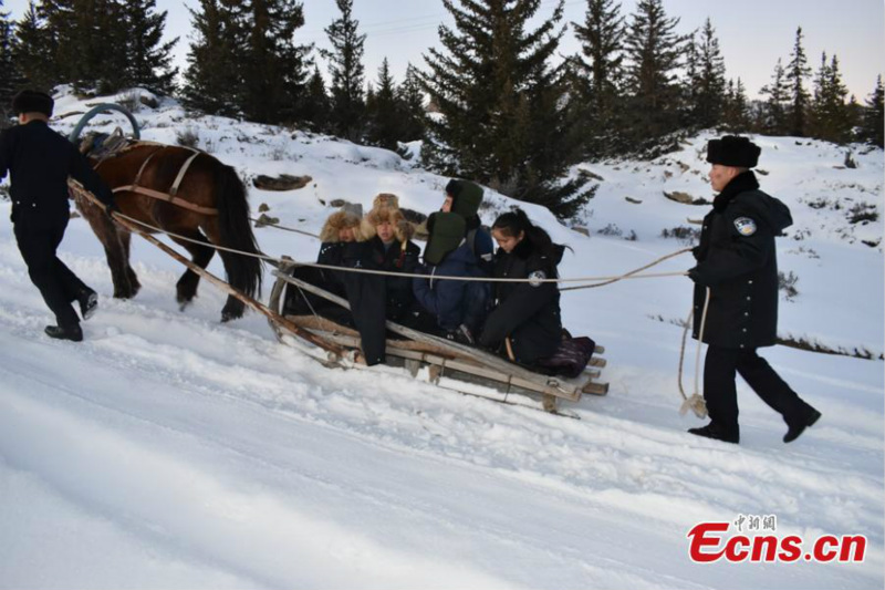 Dans le Xinjiang, un traîneau tiré par un cheval aide les élèves à aller et revenir de l'école