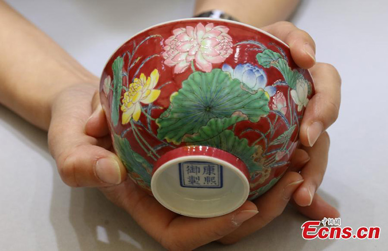 Un rare bol émaillé de la dynastie Qing vendu aux enchères pour 87,2 millions de dollars HK