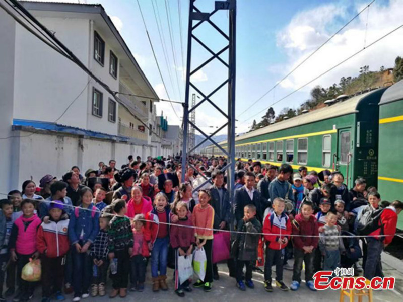 Le train à l'ancienne reste essentiel pour les étudiants du Sichuan