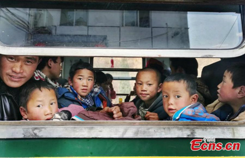 Le train à l'ancienne reste essentiel pour les étudiants du Sichuan