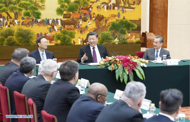 Xi Jinping appelle à maintenir le multilatéralisme lors de sa rencontre avec des invités participant au Imperial Springs International Forum