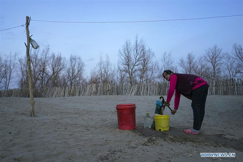 Xinjiang : des familles démunies déménagent dans leur nouvelle maison