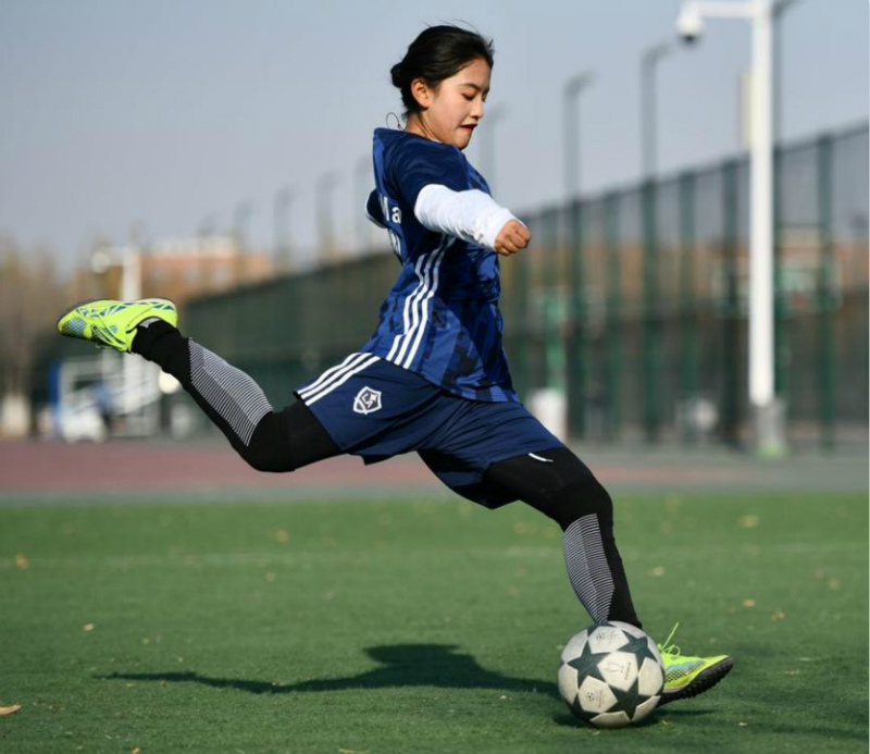 Une jeune Tibétaine poursuit son rêve de football dans une équipe de garçons à Tianjin