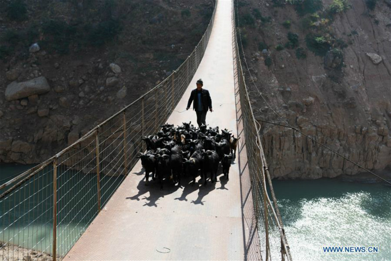 Le téléphérique remplacé par un pont le long de la rivière Niulan