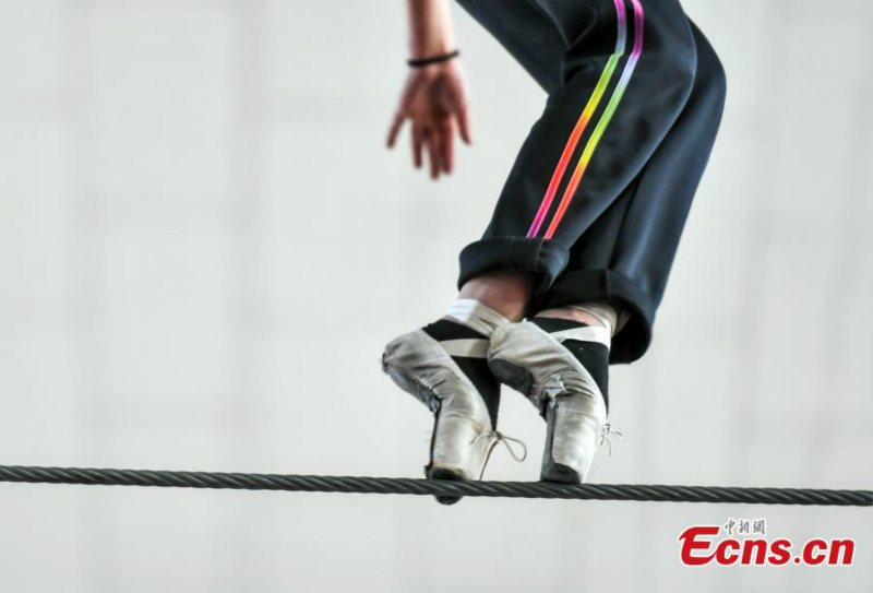 De jeunes acrobates injectent de l'énergie dans la marche sur corde raide