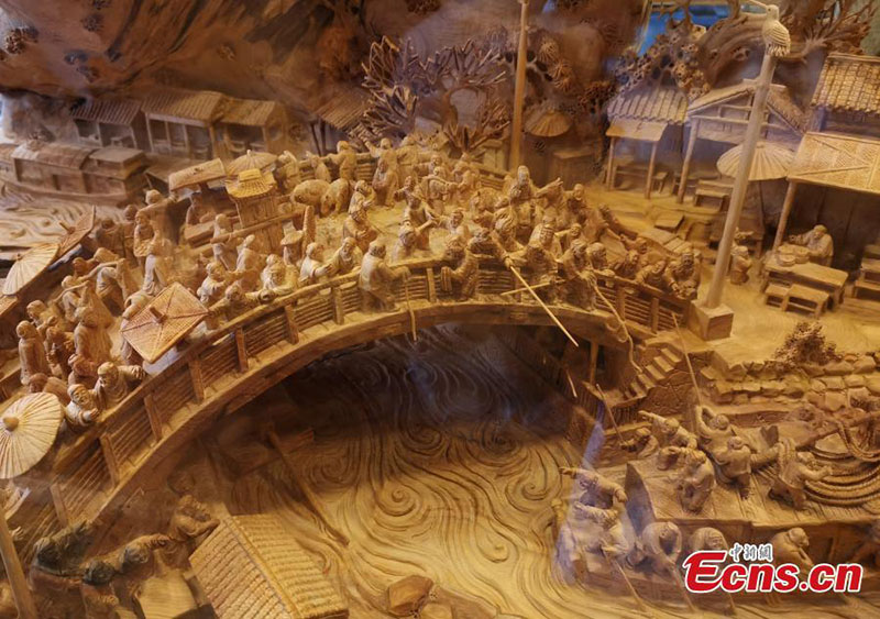 Une sculpture sur bois d'un ancien chefs-d'œuvre exposée à Chongqing