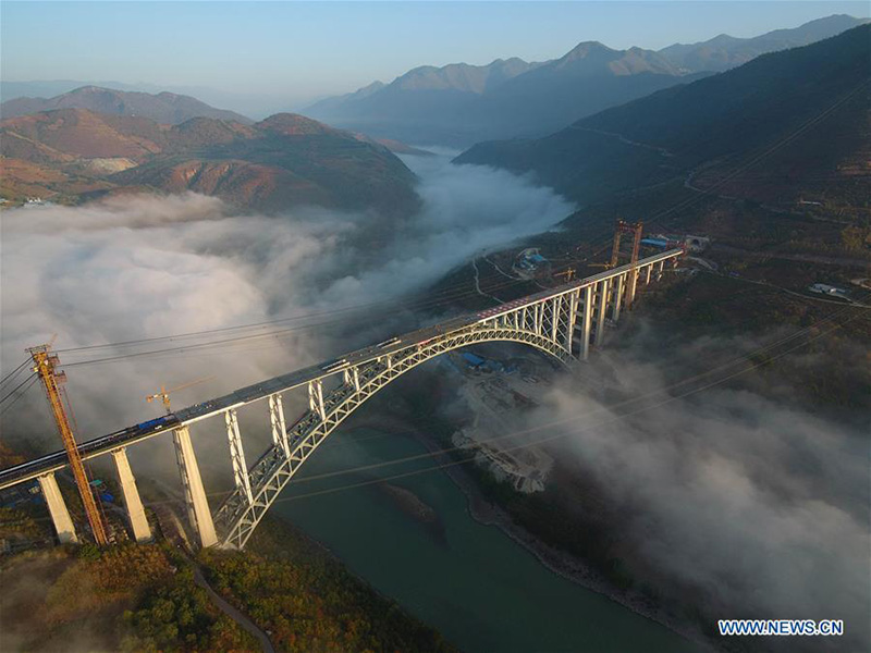 Le pont en arc sur la ligne ferroviaire Dali-Ruili en construction