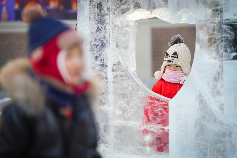 Heilongjiang : des sculptures de glace installées comme ornement sur la Rue Centrale