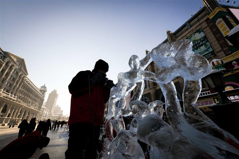 Heilongjiang : des sculptures de glace installées comme ornement sur la Rue Centrale