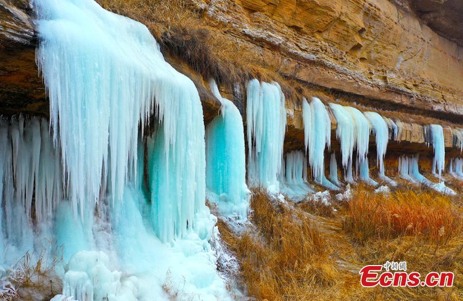 Des cascades de glace sur des falaises dans 
la province du Gansu