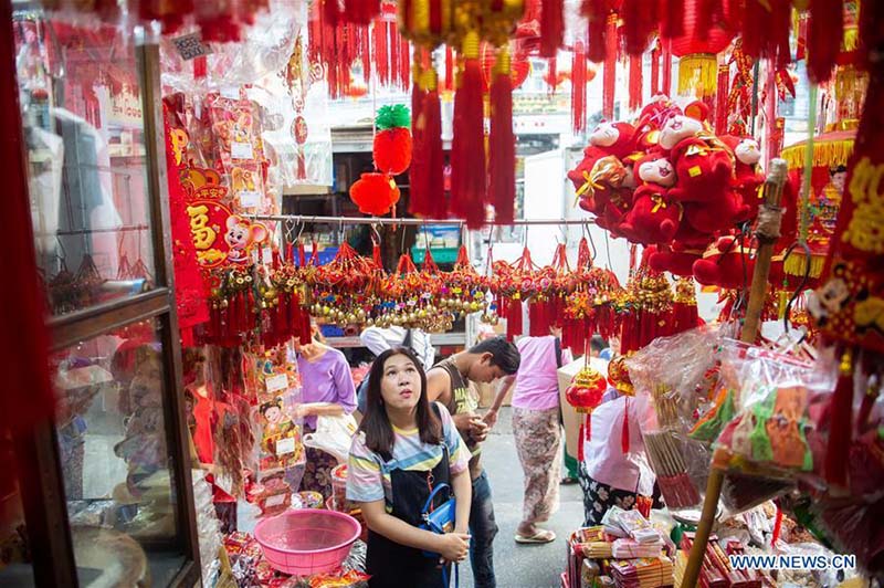 Myanmar : les achats de décorations du Nouvel An lunaire chinois à Yangon