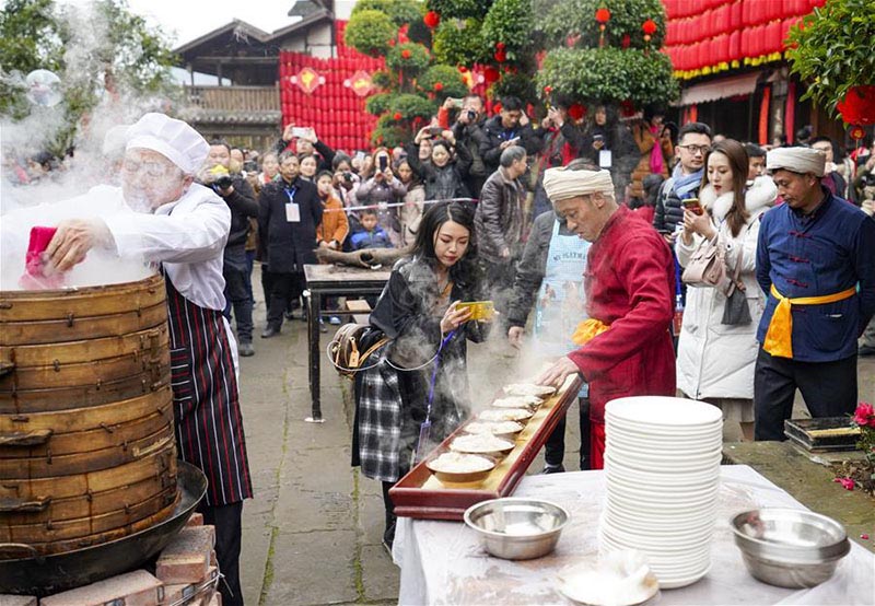 Chongqing : un grand banquet en plein air dans la vieille ville de Zhongshan