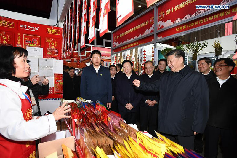 Xi Jinping inspecte une foire commerciale de la fête du Printemps à Kunming