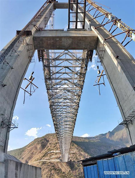 Yunnan : un pont traversant l'un des canyons les plus profonds du monde en contruction