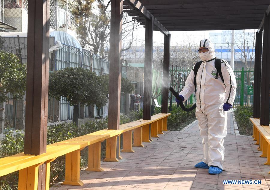 Beijing désinfecte des quartiers résidentiels pour combattre le nouveau coronavirus
