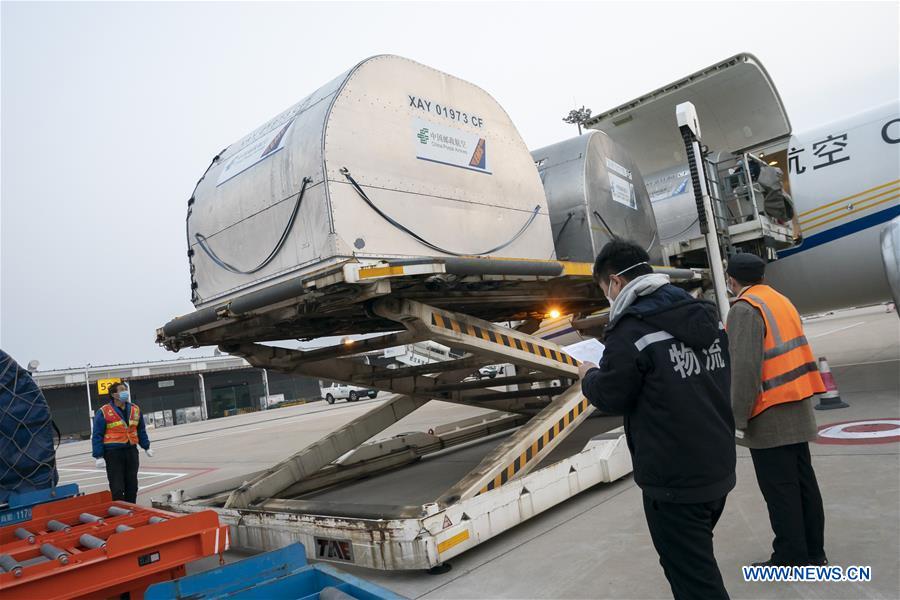 Des avions chargés de matériel médical arrivent à Wuhan