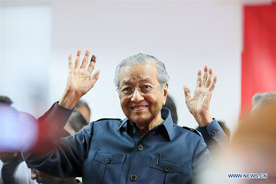 Le PM malaisien Mahathir remet sa lettre de démission