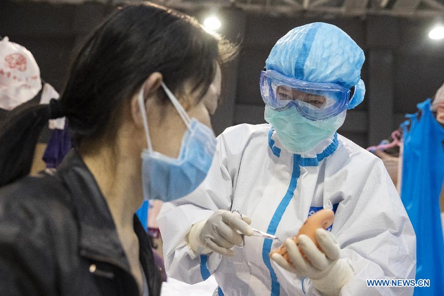 La Chine signale 327 nouveaux cas confirmés de coronavirus et 44 nouveaux décès