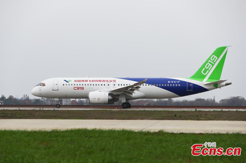 L'avion de ligne chinois C919 effectue un test de roulage