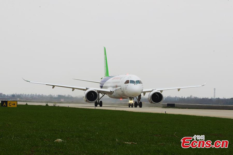 L'avion de ligne chinois C919 effectue un test de roulage