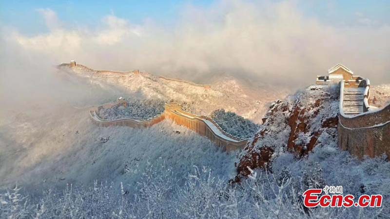 La Grande Muraille de Jinshanling : un pays féerique après la neige de printemps
