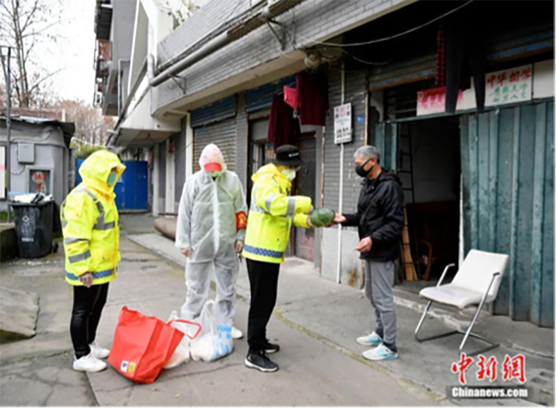 En photo : des bénévoles à Wuhan