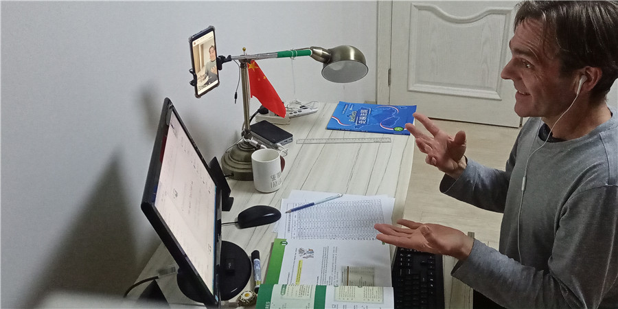 A Wuhan, un enseignant belge reste fidèle à ses élèves