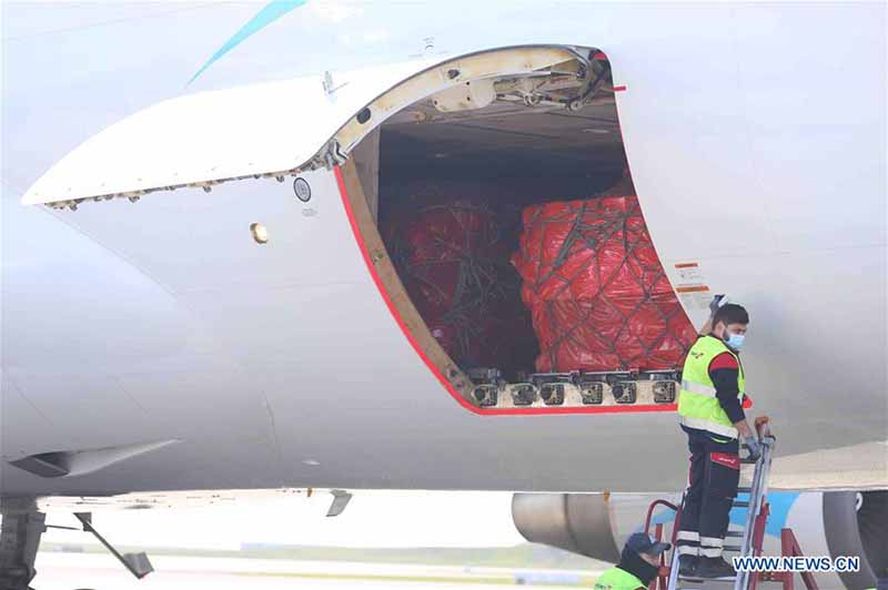 Arrivée d'un million de masques venus de Chine à destination de la France