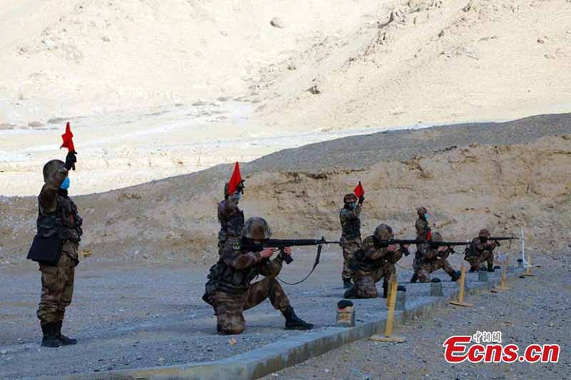 Des soldats passent un examen de tir au Xinjiang