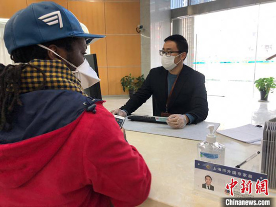 A Shanghai, de nouvelles politiques facilitent les demandes de permis de travail pour les étrangers