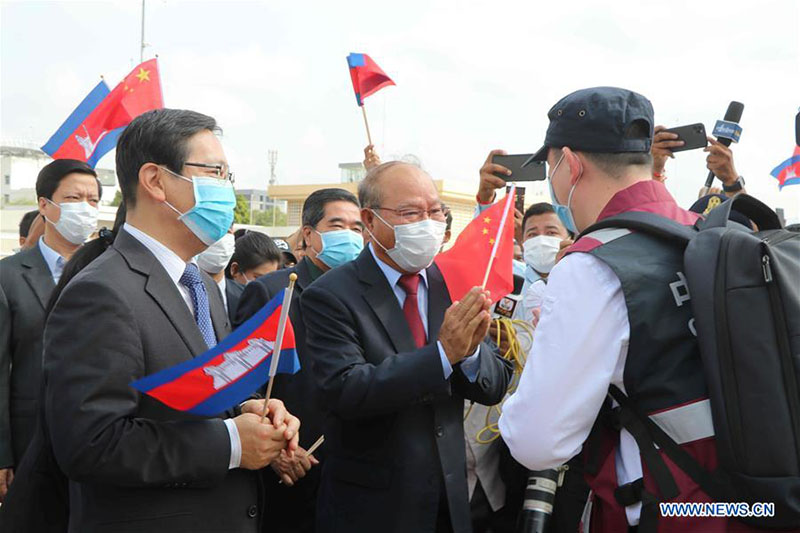 (COVID-19) Arrivée au Cambodge d'une équipe de médecins chinois pour combattre l'épidémie