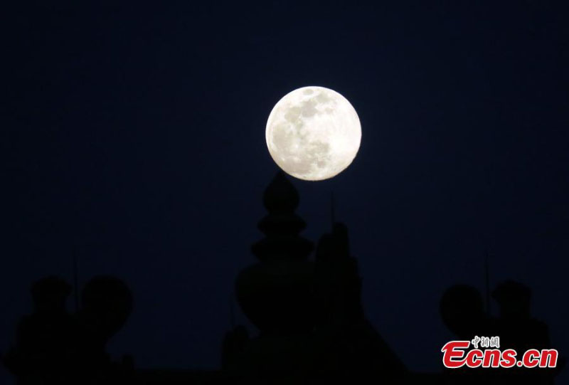 En photos : la pleine lune vue dans le ciel à Beijing