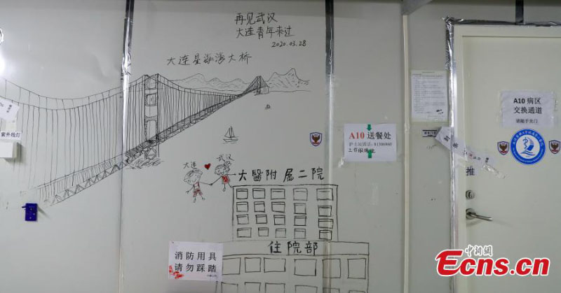 En photos : des messages d'espoir dessinés sur les murs de l'hôpital Leishenshan de Wuhan 