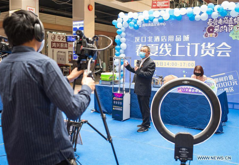 Des commerçants font la promotion de produits via une diffusion en direct à Wuhan
