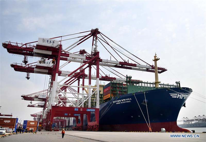 Le plus grand porte-conteneurs entame son premier voyage dans l'est de la Chine