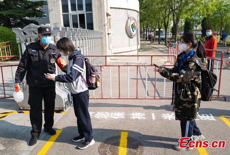 Les lycées rouvrent leurs portes pour les lycéens de Beijing