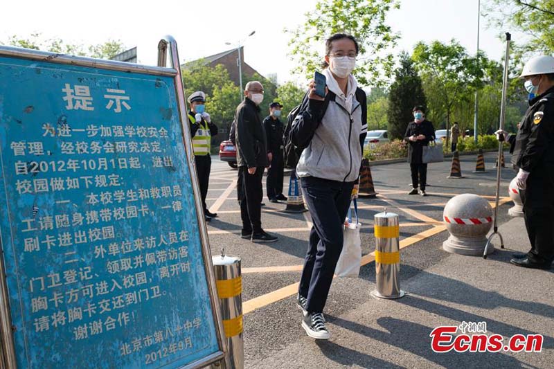 Les lycées rouvrent leurs portes pour les lycéens de Beijing