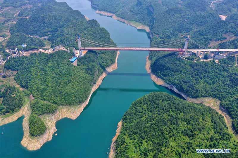 Le pont sur la rivière Feilonghu Wujiang en construction dans le Guizhou