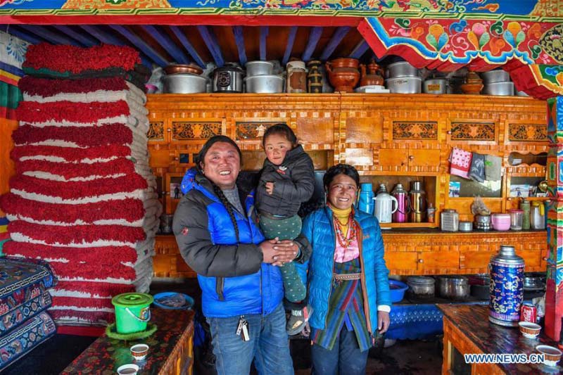 La famille tibétaine sort de la pauvreté grâce à son travail acharné et les efforts de lutte contre la pauvreté 