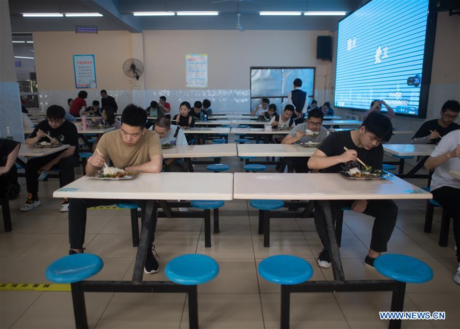 Les élèves de terminale à Wuhan reprennent les cours