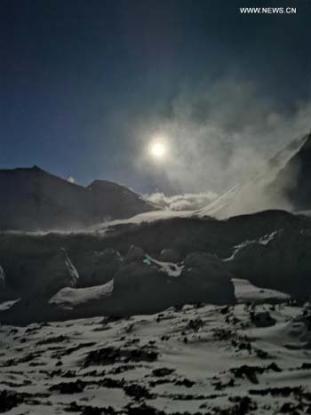 Photos de la pleine lune au camp avancé du mont l'Everest au Tibet