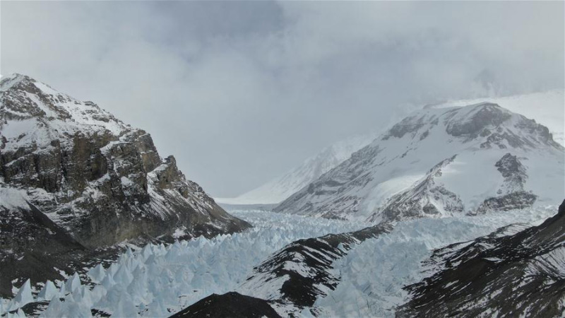 Le camp de transition du mont Everest à 5 800 mètres d'altitude