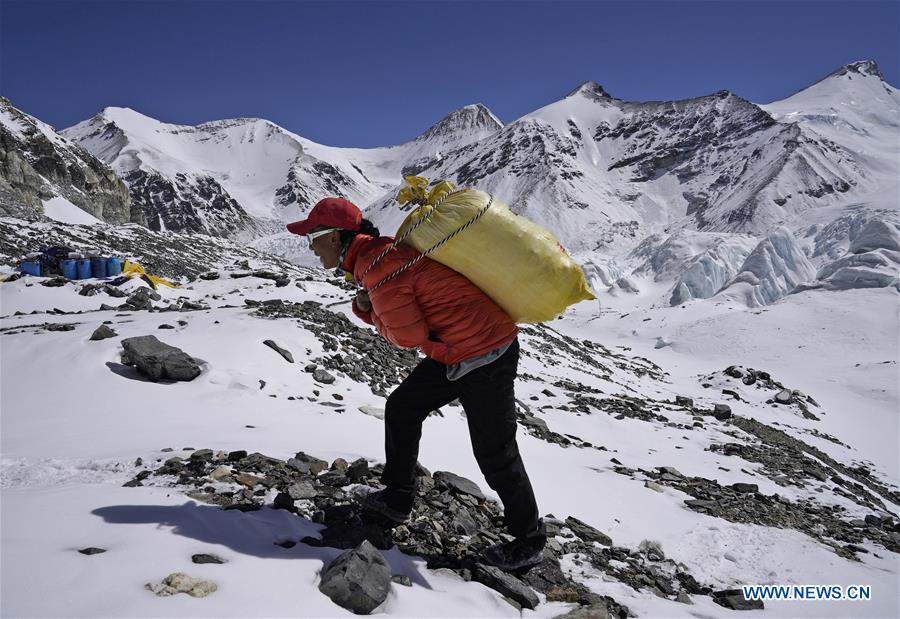 Chine : les géomètres retardent l'ascension vers le sommet du mont Qomolangma face au risque de coulées de neige