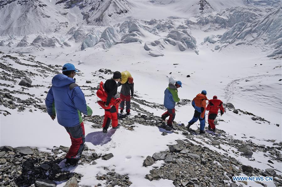 Chine : les géomètres retardent l'ascension vers le sommet du mont Qomolangma face au risque de coulées de neige