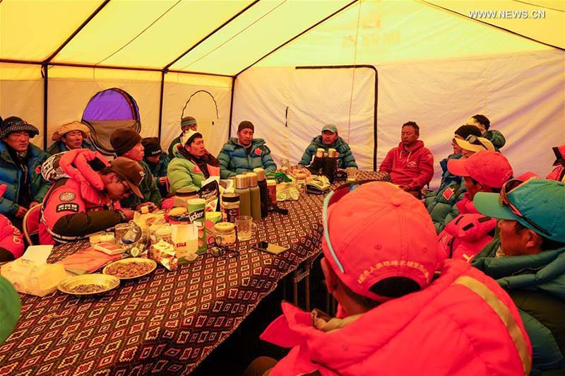 L'équipe de remesurage annonce une liste de 12 personnes qui monteront jusqu'au sommet du mont Qomolangma